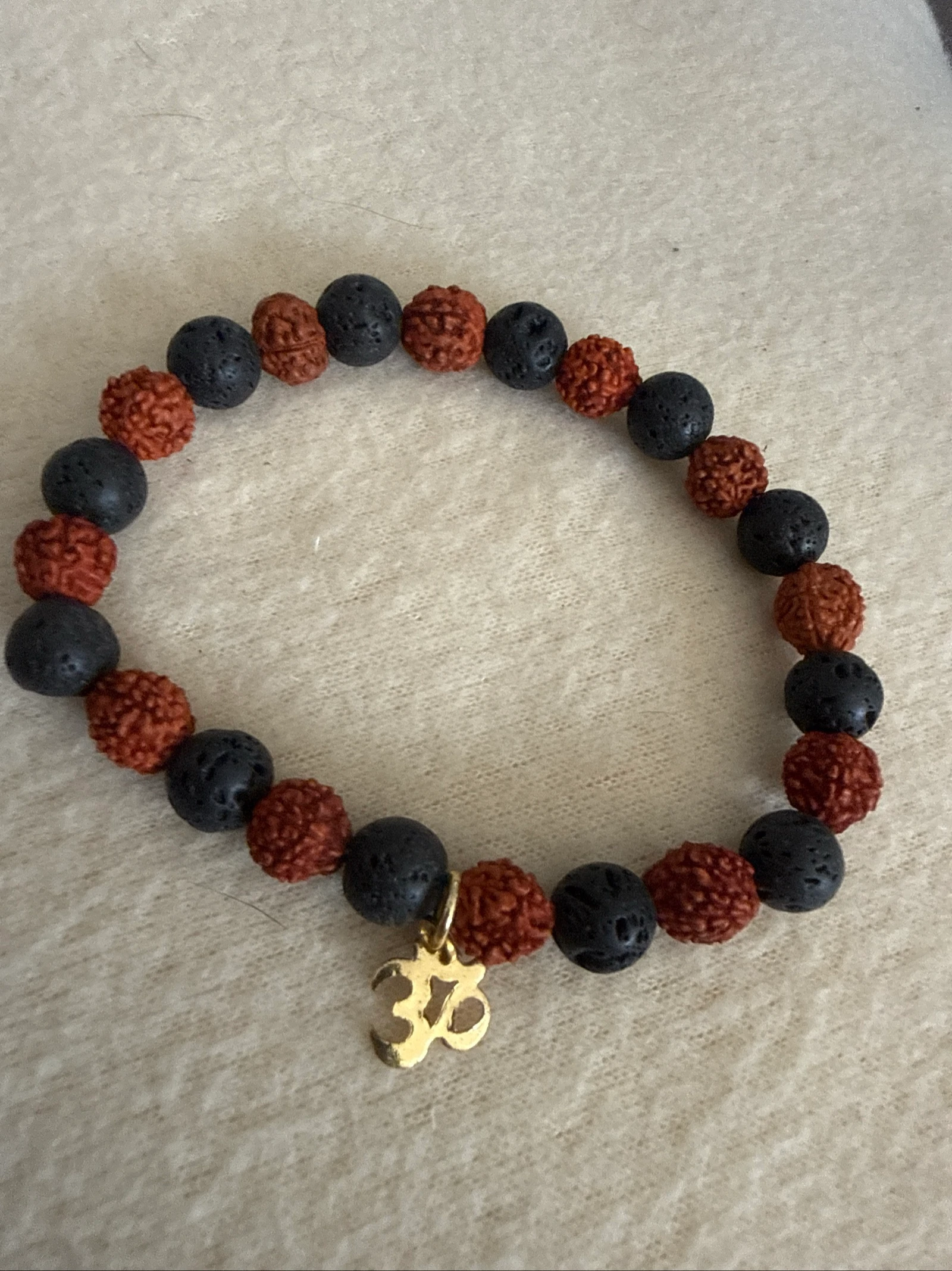 Bracelet rudraksha et pierre de lave 